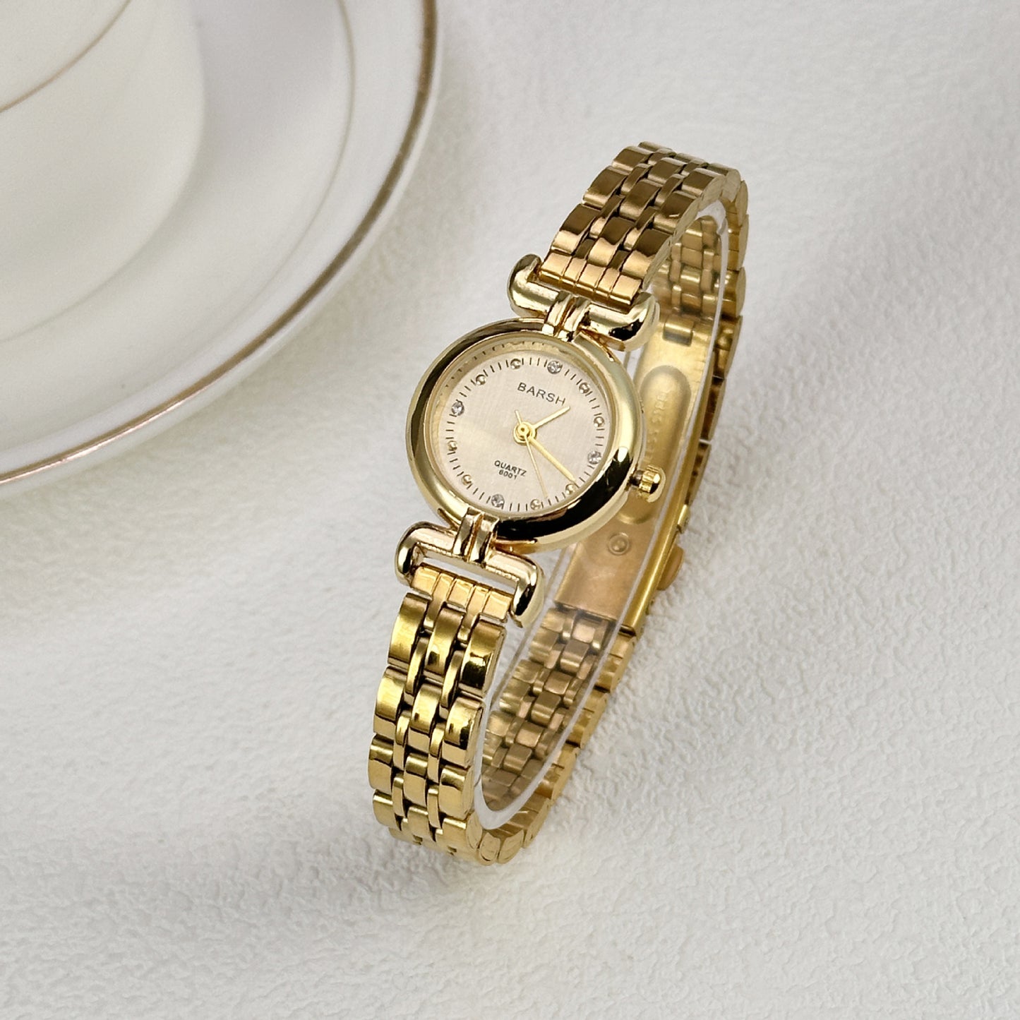 Elegante goldene Damenuhr – Vintage-Stahlarmband im antiken Stil